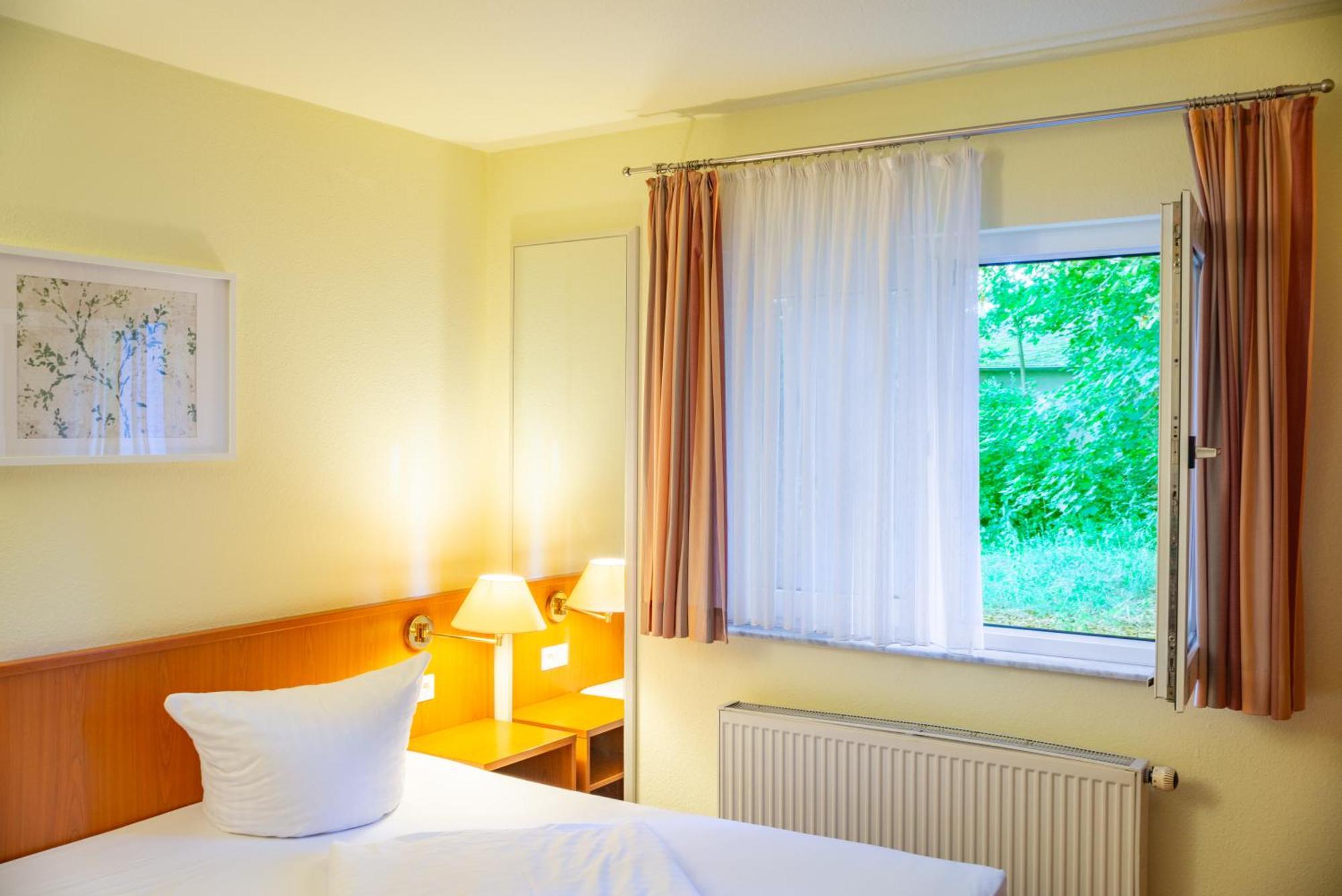 Waldhotel Schoeneiche -Self Check-In- Екстер'єр фото