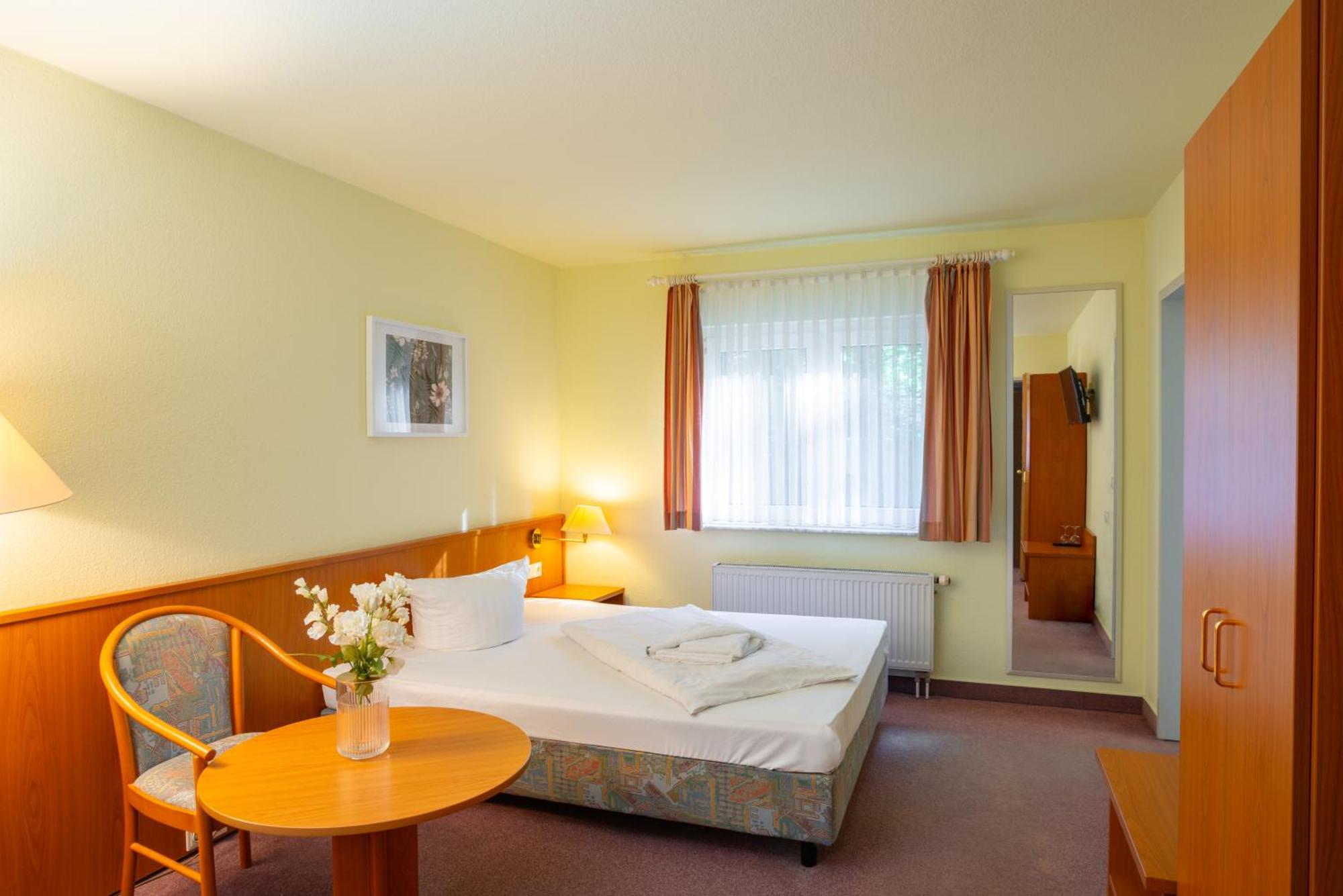 Waldhotel Schoeneiche -Self Check-In- Екстер'єр фото